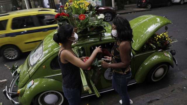 Xe cổ Beetle 'biến hình' thành quầy hoa tươi đắt hàng trên phố